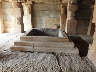 Tapınaktaki puja sırasında yagna kunda yakınlarında bir grup el yapımı kum diyas.