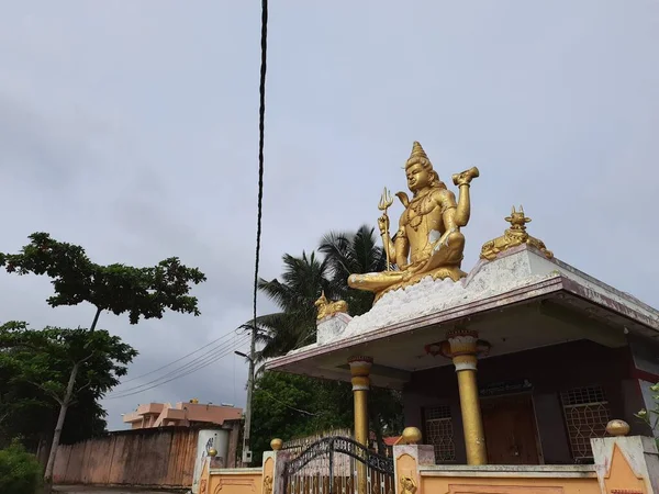 インド カルナータカ州チャナパトナ2021年8月15日 美しい古いスリアルケシュワラ寺院の閉鎖池の近くのベヴォアにある寺院の黄金のシヴァ像 — ストック写真