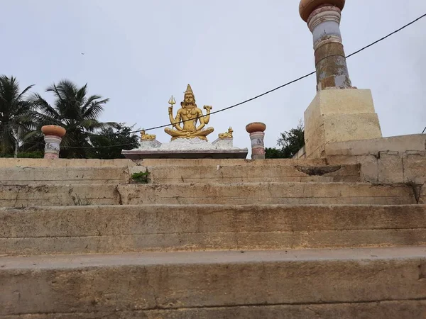 印度卡纳塔克邦Channapatna市 2021年8月15日 美丽的古老的斯里兰卡Arkeshwara神庙金黄色的湿婆雕像在靠近池塘的Bevoor神庙顶部被遮住 — 图库照片