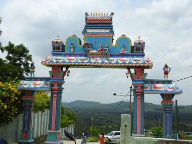 Channapatna, Karnataka, Hindistan-Aug 14 2021: Güzel Bettada Thimmappa Tapınağı girişi Lord Vishnu işareti ve sembolleriyle yakın plan