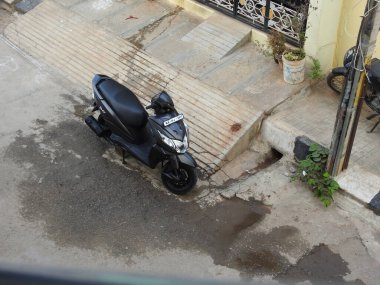 Bangalore, Karnataka, Hindistan-Şubat 02, 2021: Siyah renkli Honda Dio BS6 motosiklet parkına yakın çekim