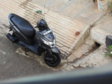 Bangalore, Karnataka, Hindistan-Şubat 02, 2021: Siyah renkli Honda Dio BS6 motosiklet parkına yakın çekim