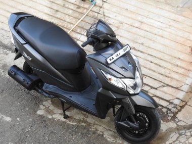 Bangalore, Karnataka, Hindistan-Şubat 02, 2021: Siyah renkli Honda Dio BS6 motosiklet parkına yakın çekim