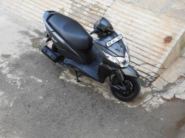 Bangalore, Karnataka, Hindistan-Şubat 02, 2021: Siyah renkli Honda Dio BS6 motosiklet parkına yakın çekim