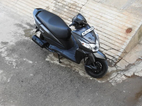 Bangalore, Karnataka, Hindistan-Şubat 02, 2021: Siyah renkli Honda Dio BS6 motosiklet parkına yakın çekim