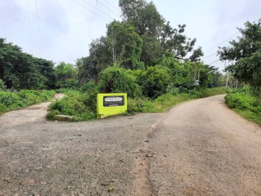 Bevoor, Karnataka, Hindistan-Aug 15, 2021: Bütünleşen üç güzel Hint yolunun kapatılması ve köy ve kümes hayvanları çiftliğine doğru somut isim tahtası veya yön.