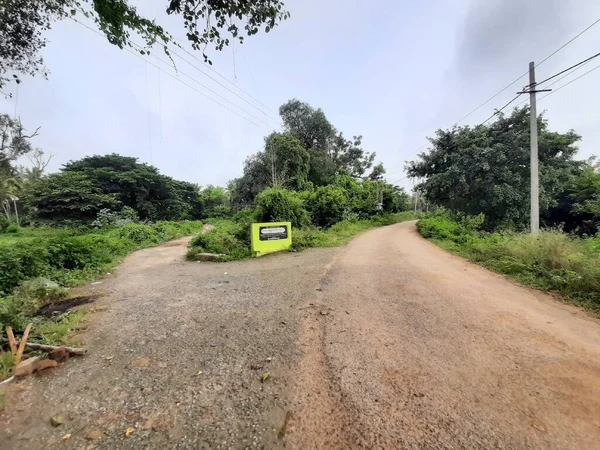 2021年8月15日インド カルナータカ州ビーバー 美しいインドの3つの道路が閉鎖され 村や養鶏場へのコンクリート名板や方向 — ストック写真
