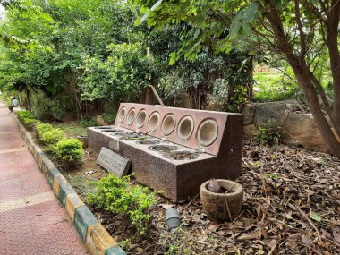 Hindistan, Karnataka, Bangalore 'daki bir parkta büyük bir kaya ya da taş Ali Guli yelesi ya da Palggzhi strateji tahtası Hint oyununa yakın çekim