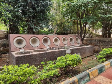 Hindistan, Karnataka, Bangalore 'daki bir parkta büyük bir kaya ya da taş Ali Guli yelesi ya da Palggzhi strateji tahtası Hint oyununa yakın çekim