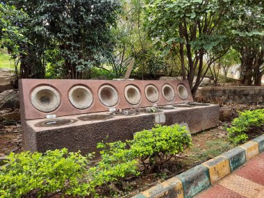 Hindistan, Karnataka, Bangalore 'daki bir parkta büyük bir kaya ya da taş Ali Guli yelesi ya da Palggzhi strateji tahtası Hint oyununa yakın çekim