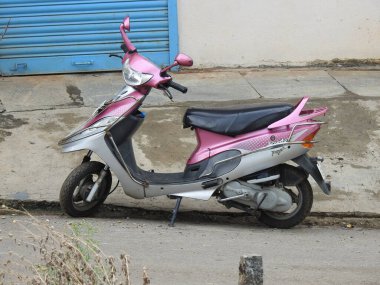 Bangalore, Karnataka, Hindistan-21 Mayıs: Scooty Pep Plus Pembe Scooty Scooter 'ın yol kenarındaki kapısının önündeki park yeri