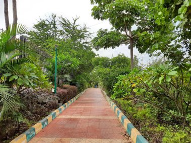 Güzel halka açık sabah ve akşama yakın park içinde yürüyüş yolları iyi bakımlı, kaya veya taş sandalyeler Bangalore şehrinde oturmak için