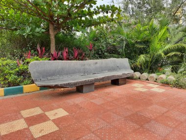 Güzel halka açık sabah ve akşama yakın park içinde yürüyüş yolları iyi bakımlı, kaya veya taş sandalyeler Bangalore şehrinde oturmak için
