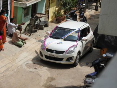 Bangalore, Karnataka, Hindistan-20 Şubat 2021: Gelin ve damat için güzel dekore edilmiş Maruti Suzuki Swift 'in arabası