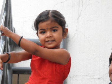 Bangalore, Karnataka, Hindistan-20 Mayıs 2021: Güzel Hintli kız çocuğuna yakın çekim kamerada farklı hareketler ve hareketlilik