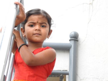 Bangalore, Karnataka, Hindistan-20 Mayıs 2021: Güzel Hintli kız çocuğuna yakın çekim kamerada farklı hareketler ve hareketlilik