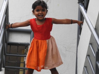 Bangalore, Karnataka, Hindistan-20 Mayıs 2021: Güzel Hintli kız çocuğuna yakın çekim kamerada farklı hareketler ve hareketlilik