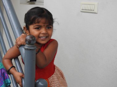 Bangalore, Karnataka, Hindistan-20 Mayıs 2021: Güzel Hintli kız çocuğuna yakın çekim kamerada farklı hareketler ve hareketlilik