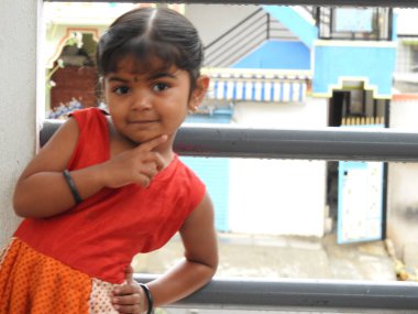 Bangalore, Karnataka, Hindistan-20 Mayıs 2021: Güzel Hintli kız çocuğuna yakın çekim kamerada farklı hareketler ve hareketlilik