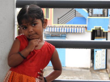 Bangalore, Karnataka, Hindistan-20 Mayıs 2021: Güzel Hintli kız çocuğuna yakın çekim kamerada farklı hareketler ve hareketlilik