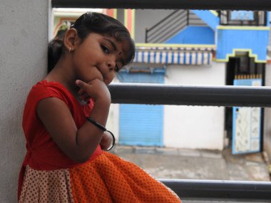 Bangalore, Karnataka, Hindistan-20 Mayıs 2021: Güzel Hintli kız çocuğuna yakın çekim kamerada farklı hareketler ve hareketlilik