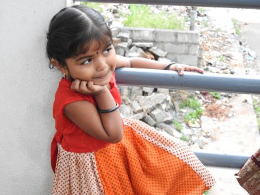 Bangalore, Karnataka, Hindistan-20 Mayıs 2021: Güzel Hintli kız çocuğuna yakın çekim kamerada farklı hareketler ve hareketlilik