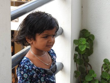 Bangalore, Karnataka, Hindistan-20 Mayıs 2021: Güzel Hintli kız çocuğuna yakın çekim kamerada farklı hareketler ve hareketlilik