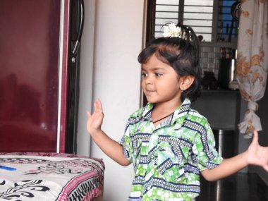 Bangalore, Karnataka, Hindistan-20 Mayıs 2021: Güzel Hintli kız çocuğuna yakın çekim kamerada farklı hareketler ve hareketlilik