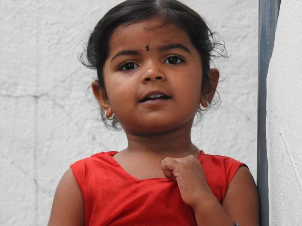 2021年5月20日インド カルナータカ州バンガロール 美しいインドの女の子の子供の閉鎖異なるアクションや活動のポーズカメラ — ストック写真