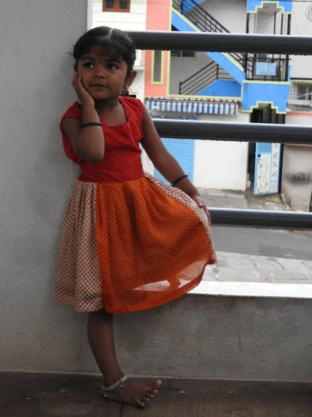 2021年5月20日インド カルナータカ州バンガロール 美しいインドの女の子の子供の閉鎖異なるアクションや活動のポーズカメラ — ストック写真