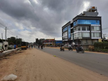Bangalore, Karnataka, Hindistan-Kasım 30, 2021: Magadi Yolu 'nun güzel manzarası, Kadabagere Kavşağı genişlemekte olan 85..