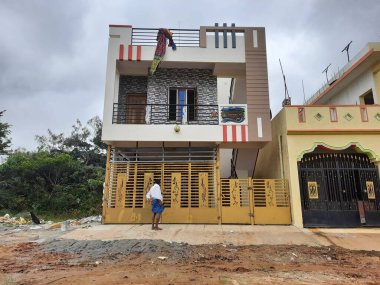 Bangalore, Karnataka, Hindistan-Kasım 29, 2021: Köyde inşa edilmiş çok katlı çok katlı güzel bir binanın kapatılması