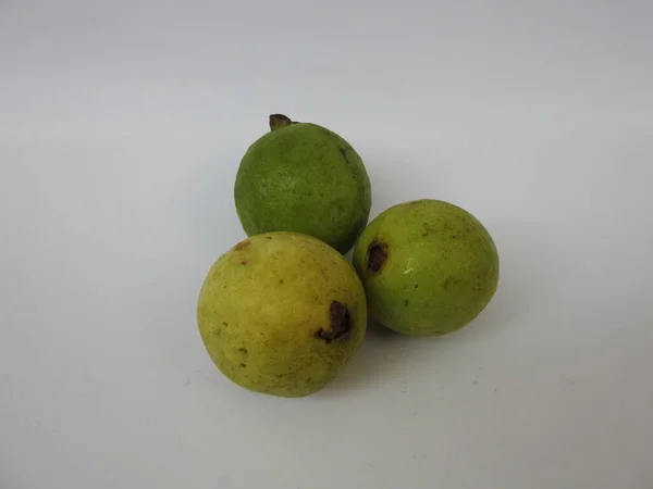 Fechar Três Frutas Goiaba Cor Verde Amarela Isoladas Fundo Branco — Fotografia de Stock