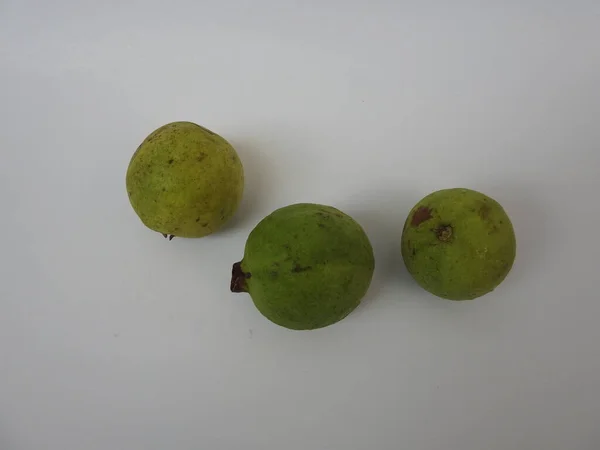 Beyaz Arkaplanda Izole Edilmiş Yeşil Sarı Guava Meyvesi — Stok fotoğraf
