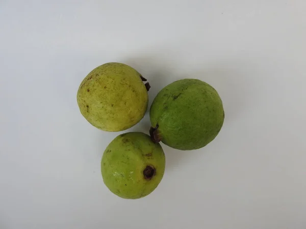 Zbliżenie Trzech Zielonych Żółtych Owoców Guawy Wyizolowanych Białym Tle — Zdjęcie stockowe