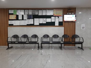 Bangalore, Karnataka, Hindistan-11 Aralık 2021: Kanva Teşhis Hizmetleri 'nin resepsiyon tezgahının veya hastane iç tasarımının demir ve çelik koltuklu oturma tesisi ile kapatılması.