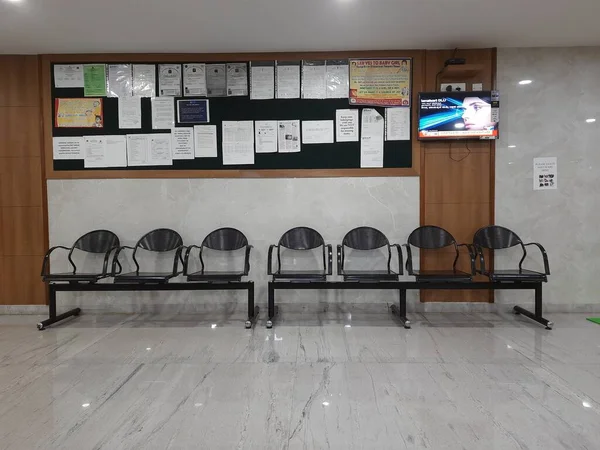 2021年12月11日インド カルナータカ州バンガロール カンバ診断サービスの受付カウンターの閉鎖または鉄 鉄椅子付きの座席設備を備えた病院内設計 — ストック写真
