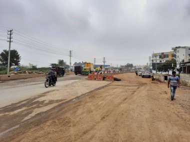 Bangalore, Karnataka, Hindistan-15 Aralık 2021: Hindistan 'ın kırsal kesimindeki Kadabagere Village kırsal kesimindeki yol inşaatında çalışma, Hindistan Hükümeti' nin kırsal altyapı geliştirme projesi.