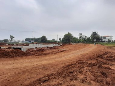 Bangalore, Karnataka, Hindistan-15 Aralık 2021: Hindistan 'ın kırsal kesimindeki Kadabagere Village kırsal kesimindeki yol inşaatında çalışma, Hindistan Hükümeti' nin kırsal altyapı geliştirme projesi.