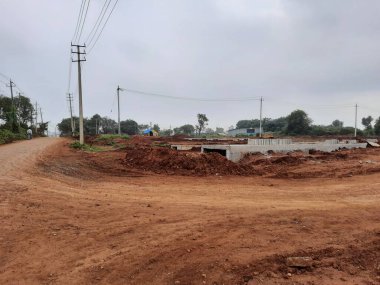 Bangalore, Karnataka, Hindistan-15 Aralık 2021: Hindistan 'ın kırsal kesimindeki Kadabagere Village kırsal kesimindeki yol inşaatında çalışma, Hindistan Hükümeti' nin kırsal altyapı geliştirme projesi.