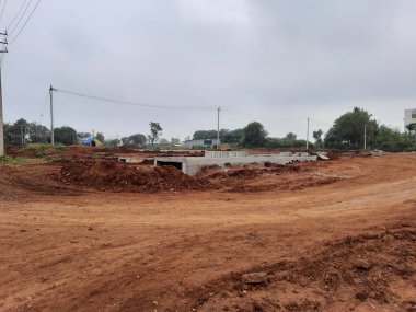 Bangalore, Karnataka, Hindistan-15 Aralık 2021: Hindistan 'ın kırsal kesimindeki Kadabagere Village kırsal kesimindeki yol inşaatında çalışma, Hindistan Hükümeti' nin kırsal altyapı geliştirme projesi.