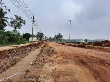 Bangalore, Karnataka, Hindistan-15 Aralık 2021: Hindistan 'ın kırsal kesimindeki Kadabagere Village kırsal kesimindeki yol inşaatında çalışma, Hindistan Hükümeti' nin kırsal altyapı geliştirme projesi.