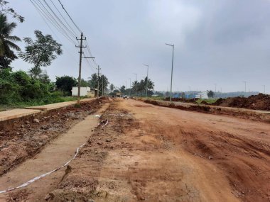 Bangalore, Karnataka, Hindistan-15 Aralık 2021: Hindistan 'ın kırsal kesimindeki Kadabagere Village kırsal kesimindeki yol inşaatında çalışma, Hindistan Hükümeti' nin kırsal altyapı geliştirme projesi.