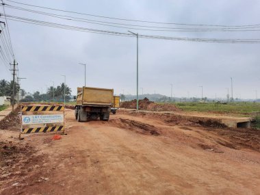 Bangalore, Karnataka, Hindistan-15 Aralık 2021: Hindistan 'ın kırsal kesimindeki Kadabagere Village kırsal kesimindeki yol inşaatında çalışma, Hindistan Hükümeti' nin kırsal altyapı geliştirme projesi.