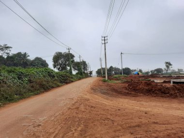 Bangalore, Karnataka, Hindistan-15 Aralık 2021: Hindistan 'ın kırsal kesimindeki Kadabagere Village kırsal kesimindeki yol inşaatında çalışma, Hindistan Hükümeti' nin kırsal altyapı geliştirme projesi.