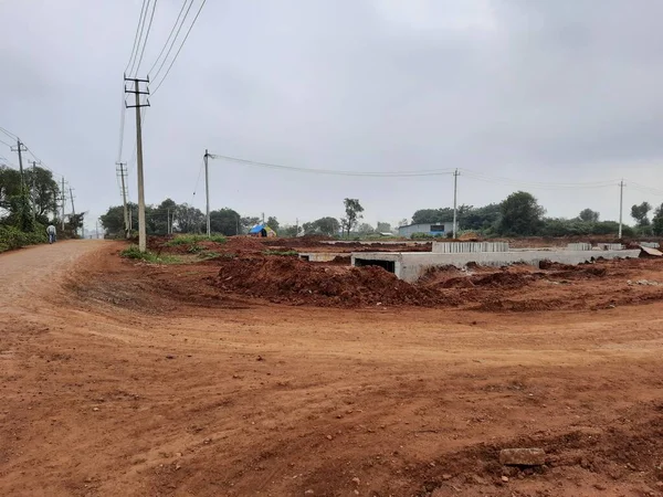 Bangalore, Karnataka, Hindistan-15 Aralık 2021: Hindistan 'ın kırsal kesimindeki Kadabagere Village kırsal kesimindeki yol inşaatında çalışma, Hindistan Hükümeti' nin kırsal altyapı geliştirme projesi.