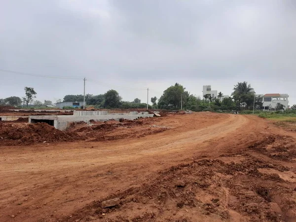 Bangalore, Karnataka, Hindistan-15 Aralık 2021: Hindistan 'ın kırsal kesimindeki Kadabagere Village kırsal kesimindeki yol inşaatında çalışma, Hindistan Hükümeti' nin kırsal altyapı geliştirme projesi.