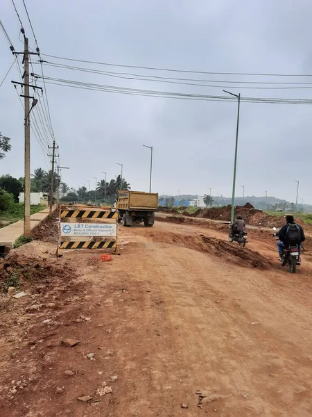 Bangalore, Karnataka, Hindistan-15 Aralık 2021: Hindistan 'ın kırsal kesimindeki Kadabagere Village kırsal kesimindeki yol inşaatında çalışma, Hindistan Hükümeti' nin kırsal altyapı geliştirme projesi.