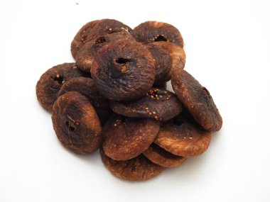 Kuru incir meyvesinin yakın plan beyaz arka plan