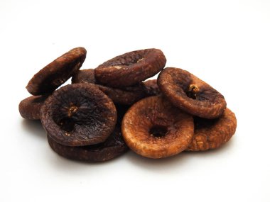 Kuru incir meyvesinin yakın plan beyaz arka plan